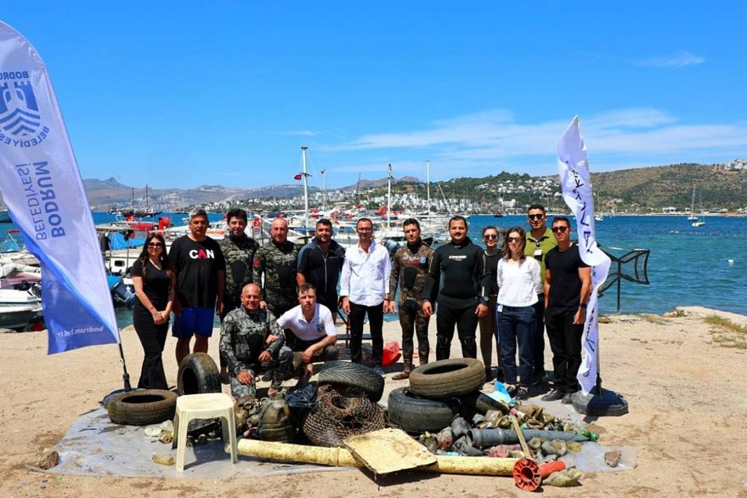 Bunu balıklar yıkansın diye mi denize attın! Deniz dibi temizliğinde 'Pes' dedirten görüntüler... 9